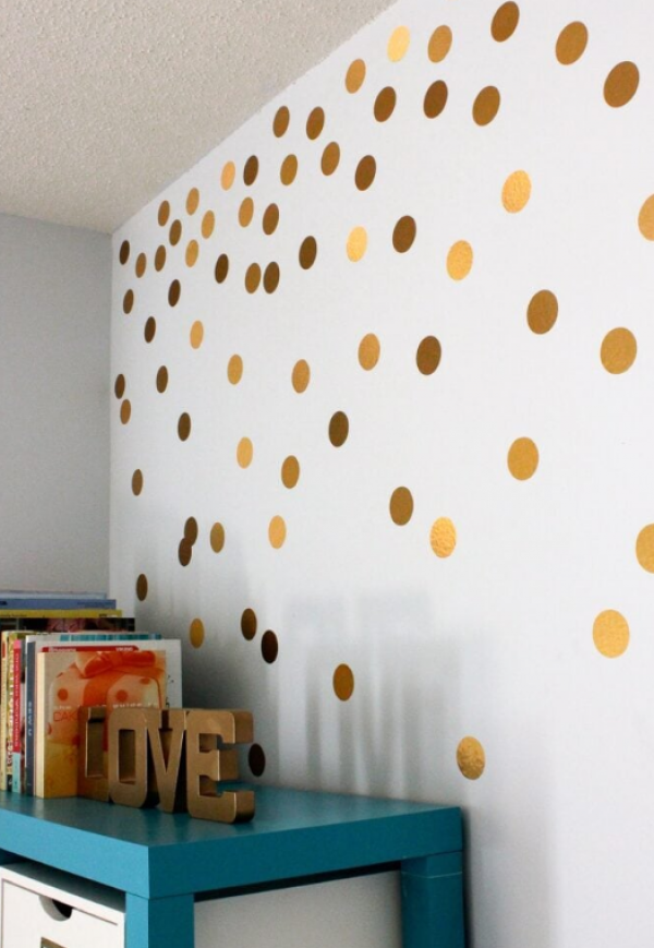 Dinding Polkadot: Hiasi dinding dengan pola polkadot yang lucu dan menggemaskan